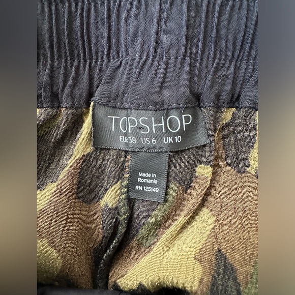 Topshop Cropped Camo Pants in Size 6 - Picture 7 of 9